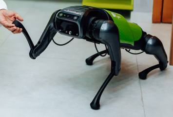 Brasileira cria cão-guia robô para auxiliar pessoas com deficiência visual